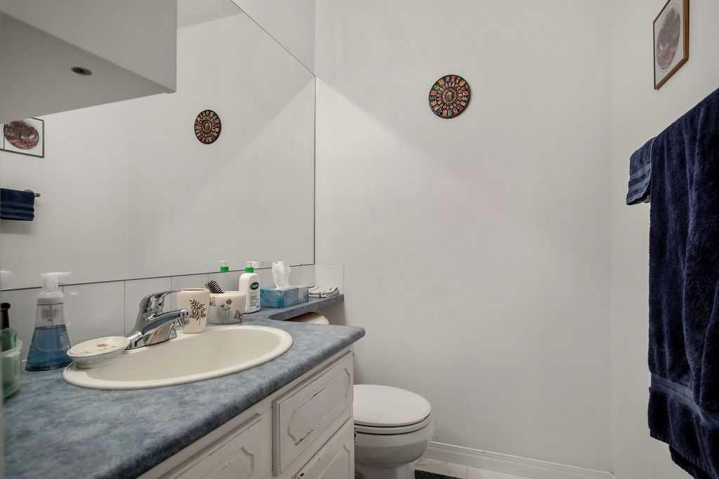 111 Deerfield Drive Se, Calgary, AB - Indoor Photo Showing Bathroom