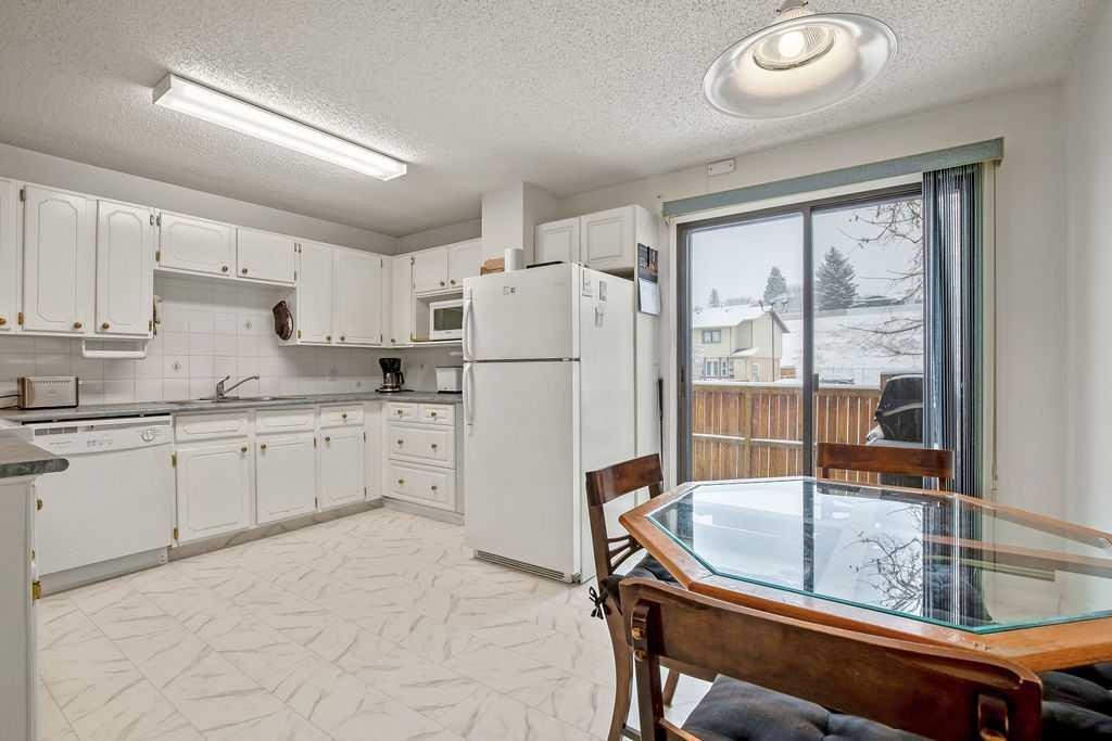 111 Deerfield Drive Se, Calgary, AB - Indoor Photo Showing Kitchen