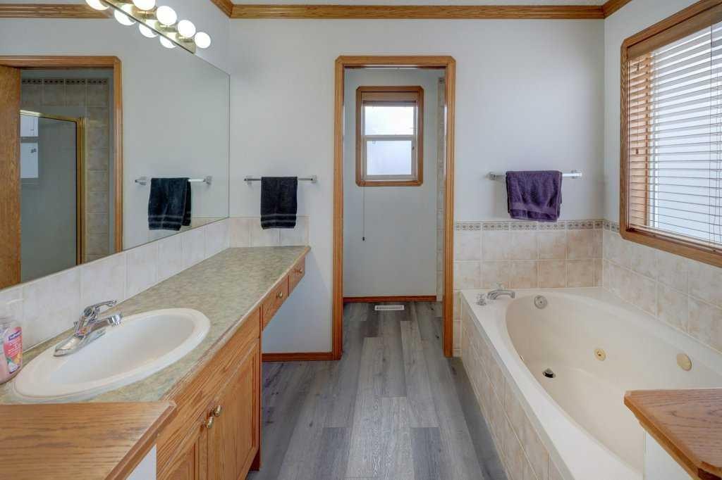 182 Harvest Creek Close Ne, Calgary, AB - Indoor Photo Showing Bathroom