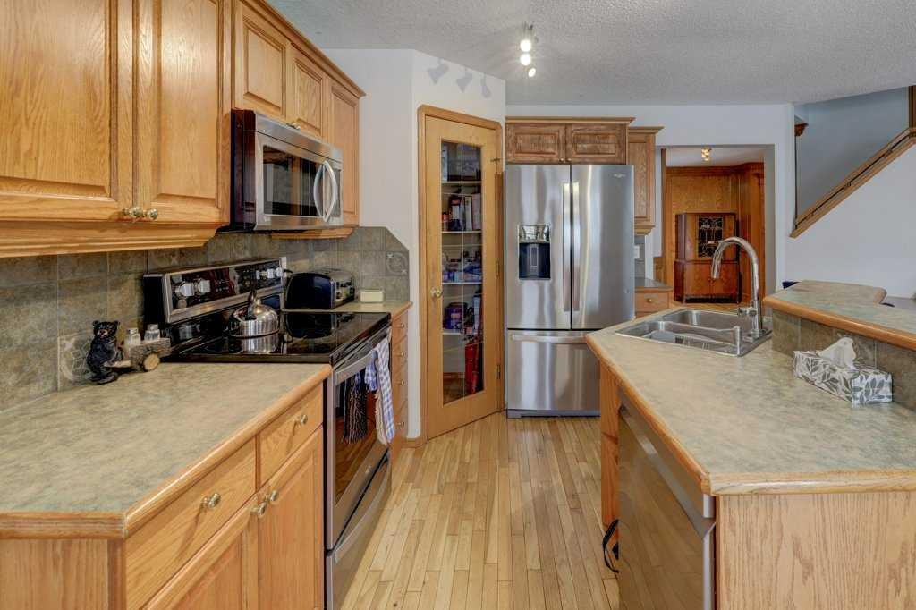 182 Harvest Creek Close Ne, Calgary, AB - Indoor Photo Showing Kitchen With Double Sink