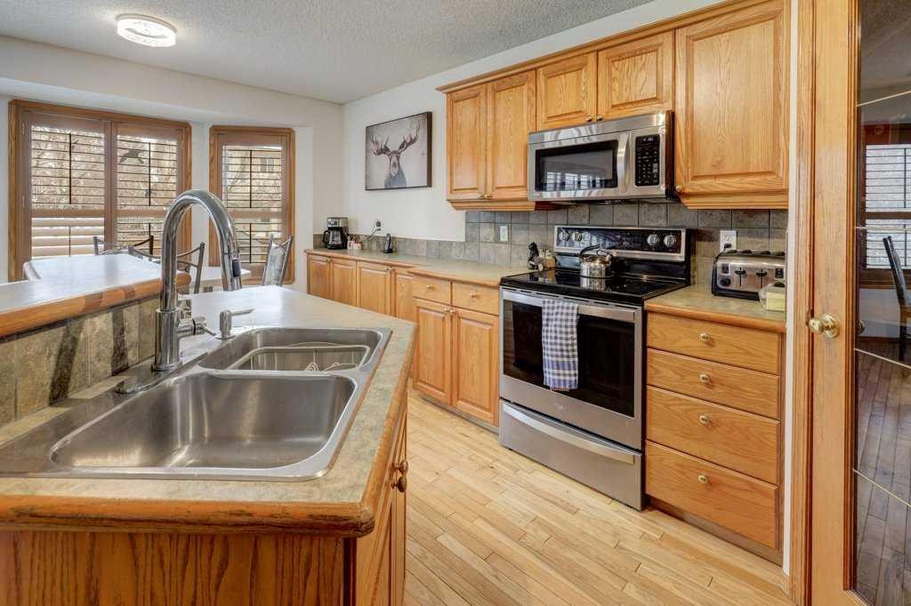 182 Harvest Creek Close Ne, Calgary, AB - Indoor Photo Showing Kitchen With Double Sink