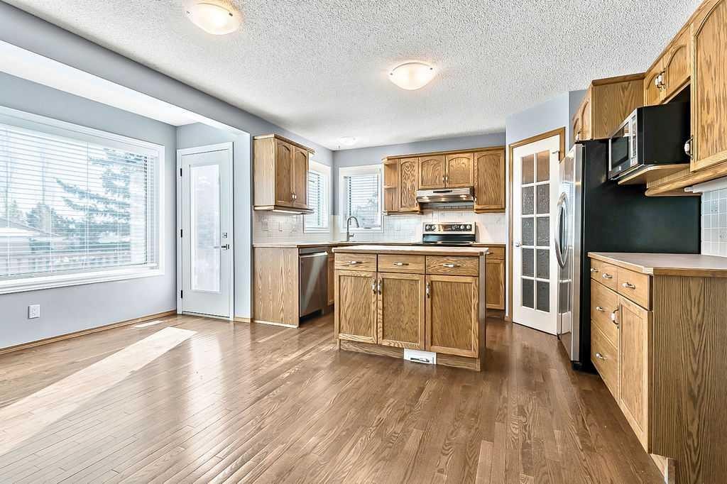 303 Schubert Place Nw, Calgary, AB - Indoor Photo Showing Kitchen
