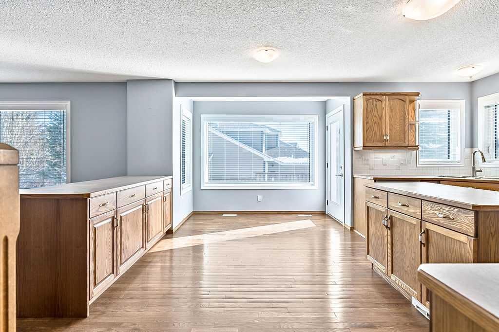 303 Schubert Place Nw, Calgary, AB - Indoor Photo Showing Kitchen