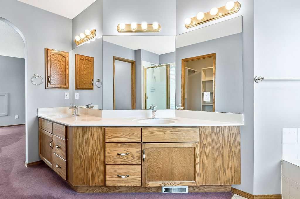 303 Schubert Place Nw, Calgary, AB - Indoor Photo Showing Bathroom