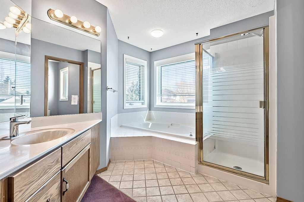 303 Schubert Place Nw, Calgary, AB - Indoor Photo Showing Bathroom