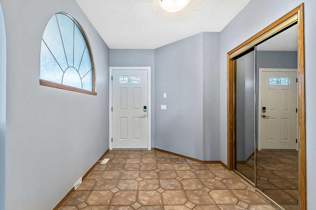 303 Schubert Place Nw, Calgary, AB - Indoor Photo Showing Other Room
