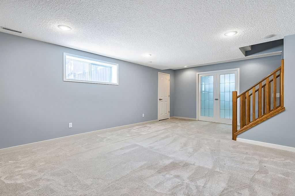 303 Schubert Place Nw, Calgary, AB - Indoor Photo Showing Other Room