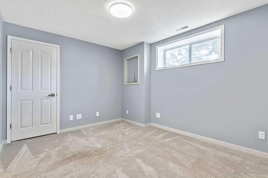 303 Schubert Place Nw, Calgary, AB - Indoor Photo Showing Other Room
