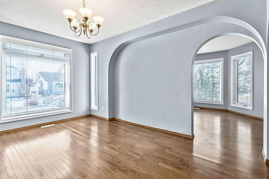 303 Schubert Place Nw, Calgary, AB - Indoor Photo Showing Other Room