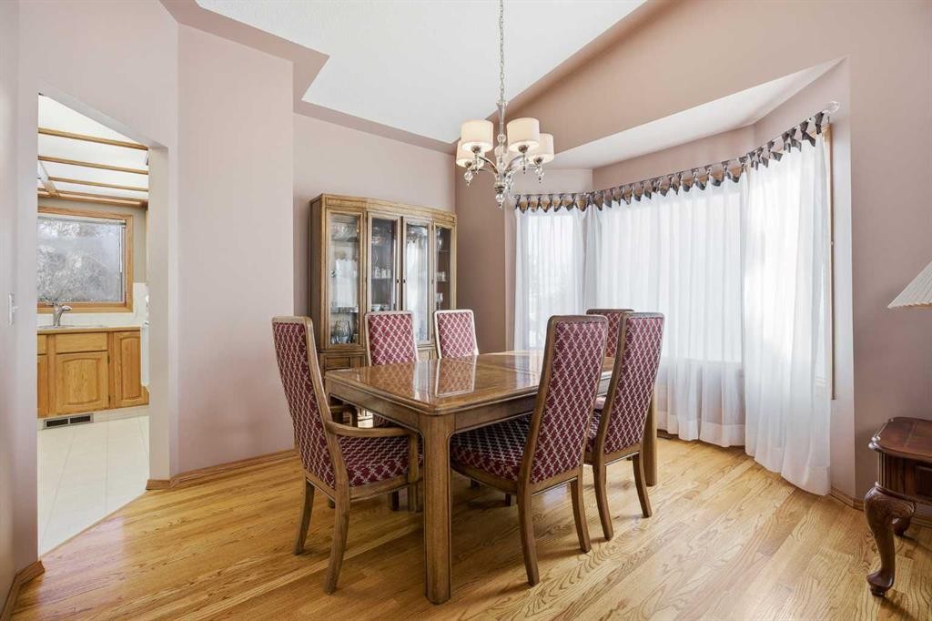 146 Hawkdale Circle Nw, Calgary, AB - Indoor Photo Showing Dining Room