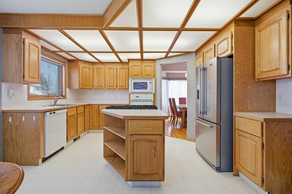146 Hawkdale Circle Nw, Calgary, AB - Indoor Photo Showing Kitchen