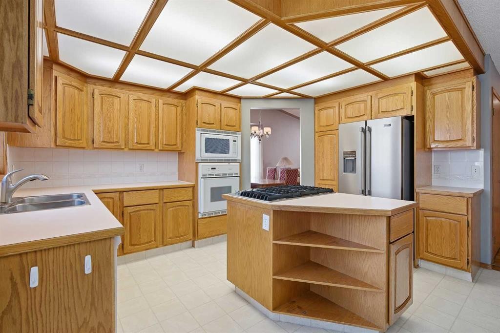 146 Hawkdale Circle Nw, Calgary, AB - Indoor Photo Showing Kitchen With Double Sink