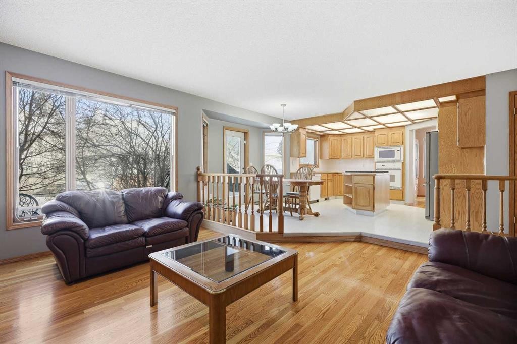 146 Hawkdale Circle Nw, Calgary, AB - Indoor Photo Showing Living Room
