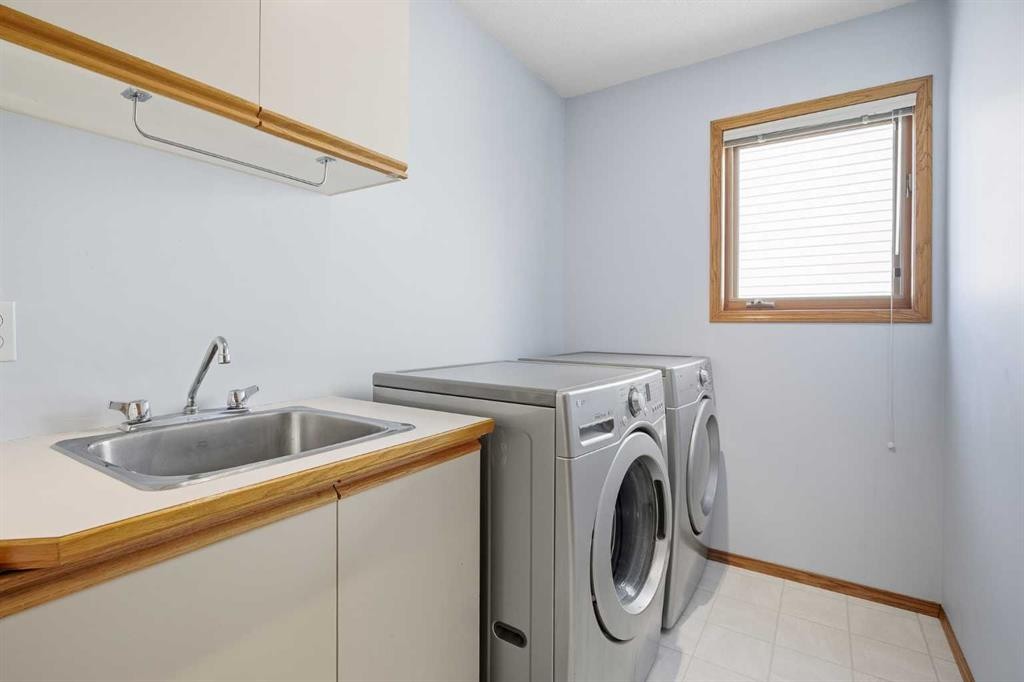 146 Hawkdale Circle Nw, Calgary, AB - Indoor Photo Showing Laundry Room