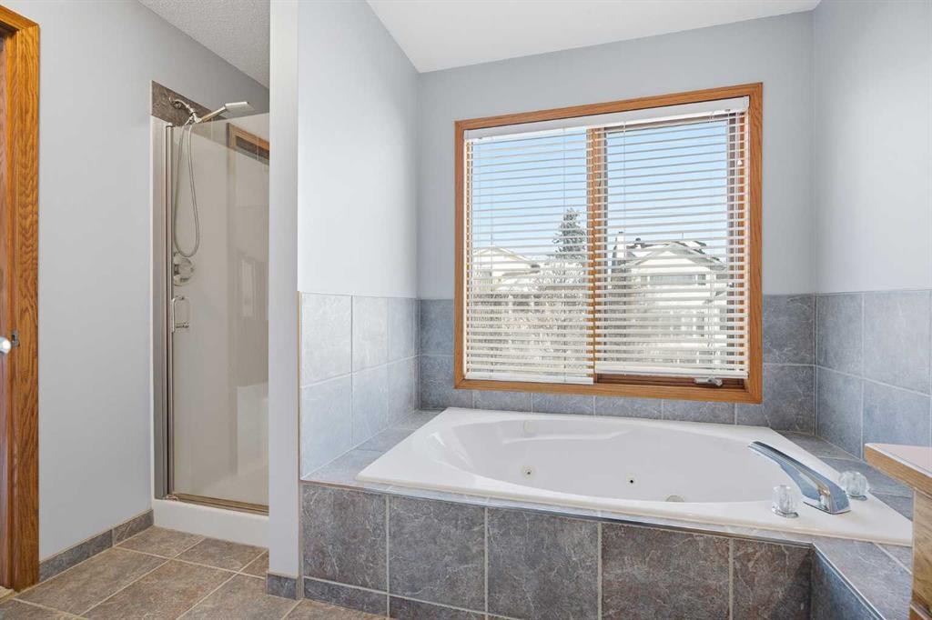 146 Hawkdale Circle Nw, Calgary, AB - Indoor Photo Showing Bathroom