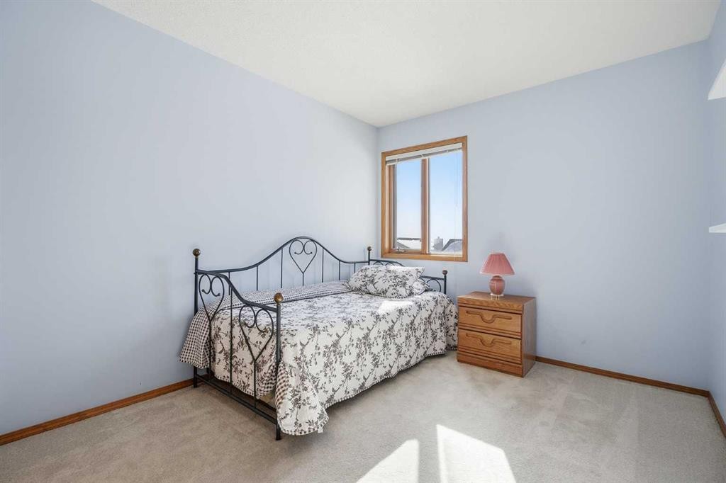 146 Hawkdale Circle Nw, Calgary, AB - Indoor Photo Showing Bedroom