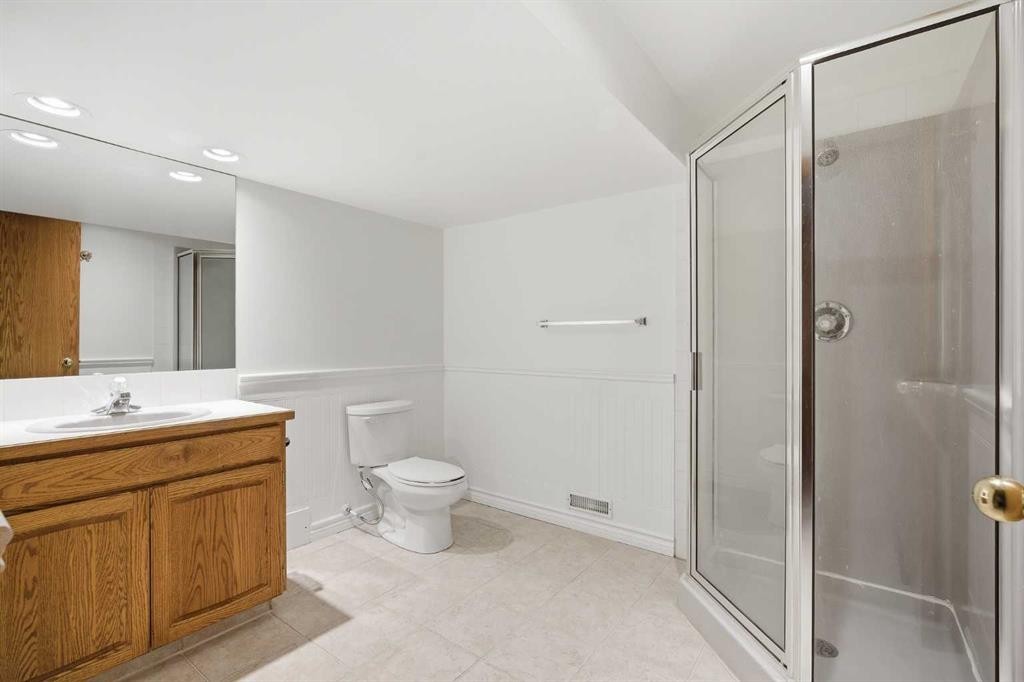 146 Hawkdale Circle Nw, Calgary, AB - Indoor Photo Showing Bathroom