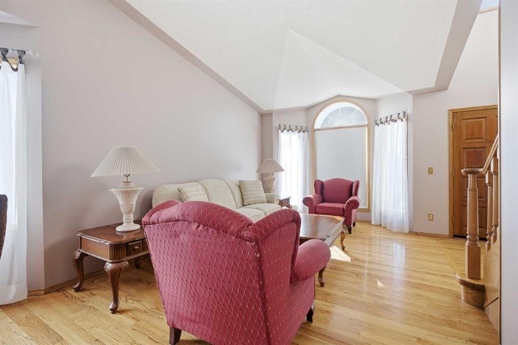 146 Hawkdale Circle Nw, Calgary, AB - Indoor Photo Showing Living Room