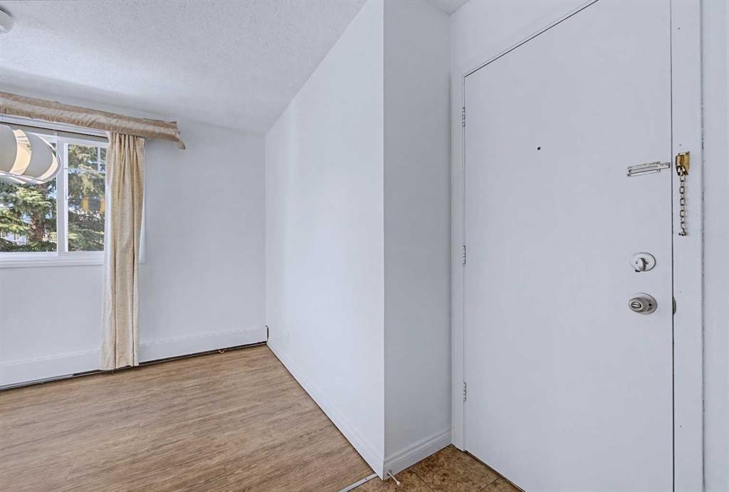 402C-5601 Dalton Drive Nw, Calgary, AB - Indoor Photo Showing Other Room