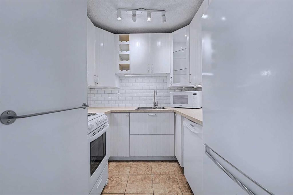 402C-5601 Dalton Drive Nw, Calgary, AB - Indoor Photo Showing Kitchen