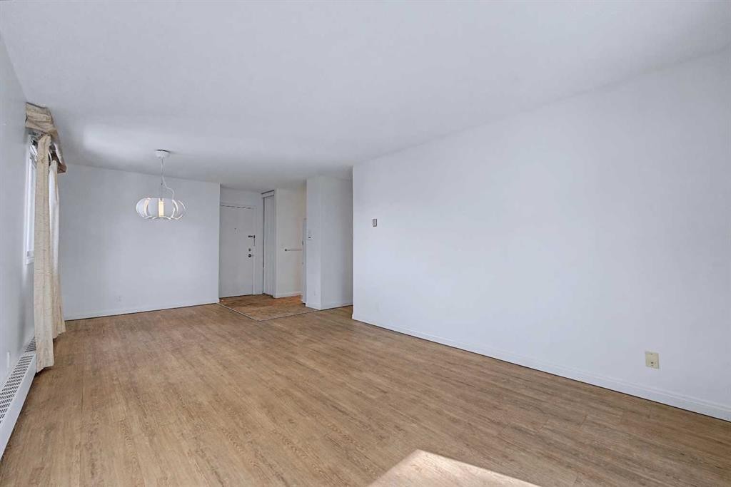 402C-5601 Dalton Drive Nw, Calgary, AB - Indoor Photo Showing Other Room
