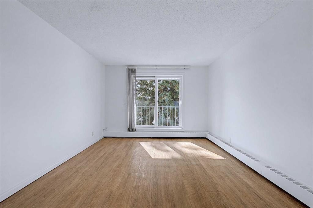 402C-5601 Dalton Drive Nw, Calgary, AB - Indoor Photo Showing Other Room