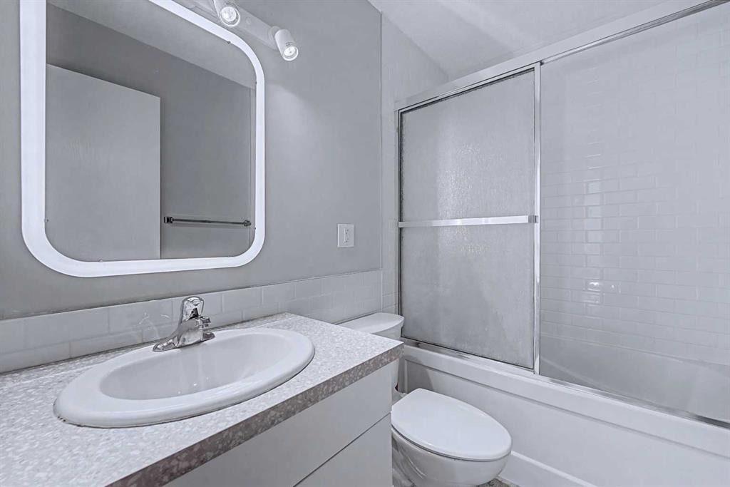 402C-5601 Dalton Drive Nw, Calgary, AB - Indoor Photo Showing Bathroom