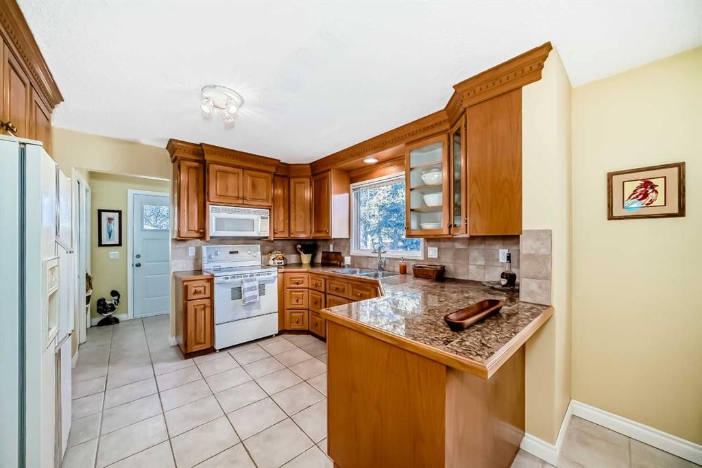 6007 Dalcastle Crescent Nw, Calgary, AB - Indoor Photo Showing Kitchen With Double Sink