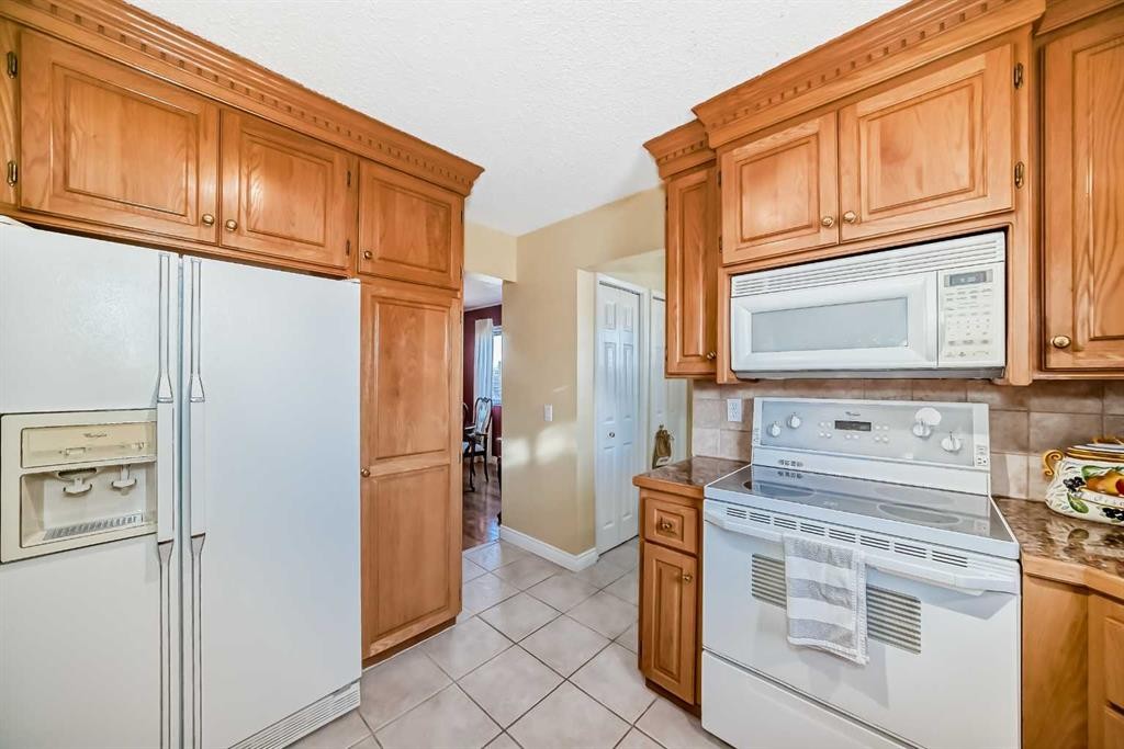 6007 Dalcastle Crescent Nw, Calgary, AB - Indoor Photo Showing Kitchen