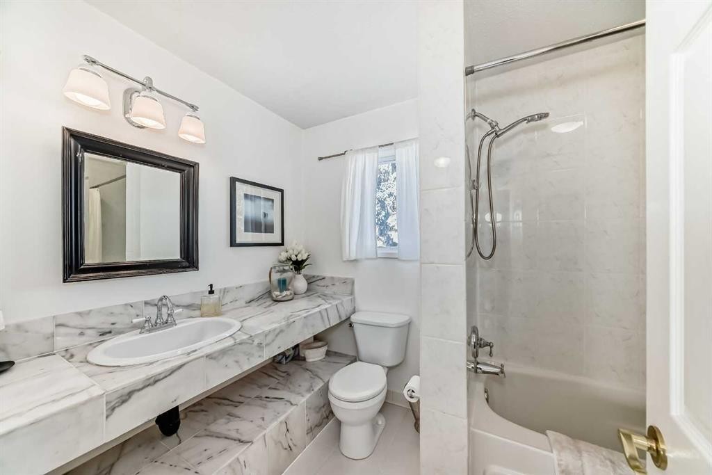 6007 Dalcastle Crescent Nw, Calgary, AB - Indoor Photo Showing Bathroom