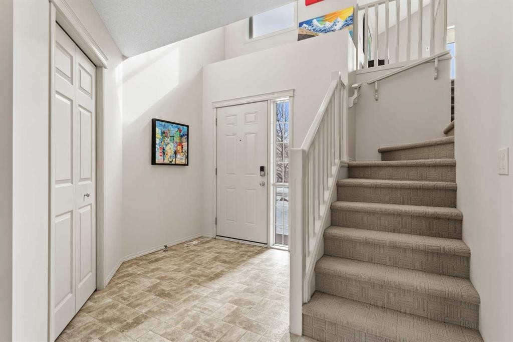 98 Cougarstone Close Sw, Calgary, AB - Indoor Photo Showing Other Room