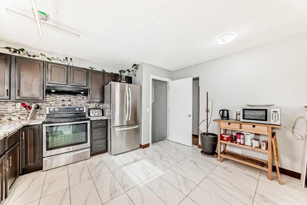331 Bedford Place Ne, Calgary, AB - Indoor Photo Showing Kitchen