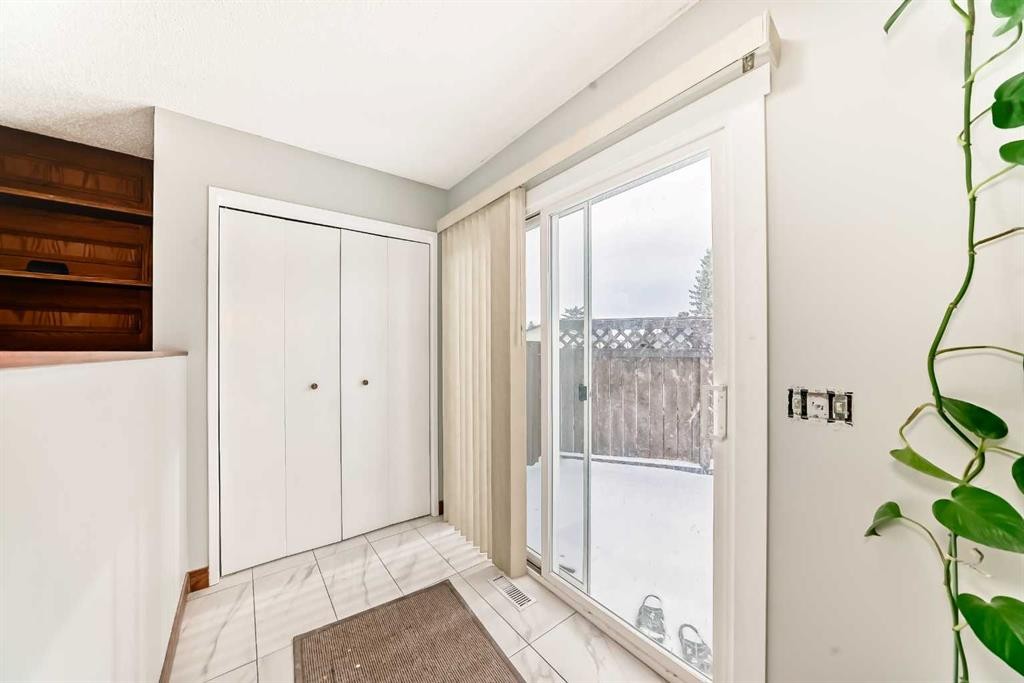 331 Bedford Place Ne, Calgary, AB - Indoor Photo Showing Other Room