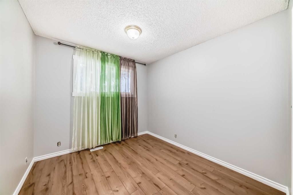 331 Bedford Place Ne, Calgary, AB - Indoor Photo Showing Other Room