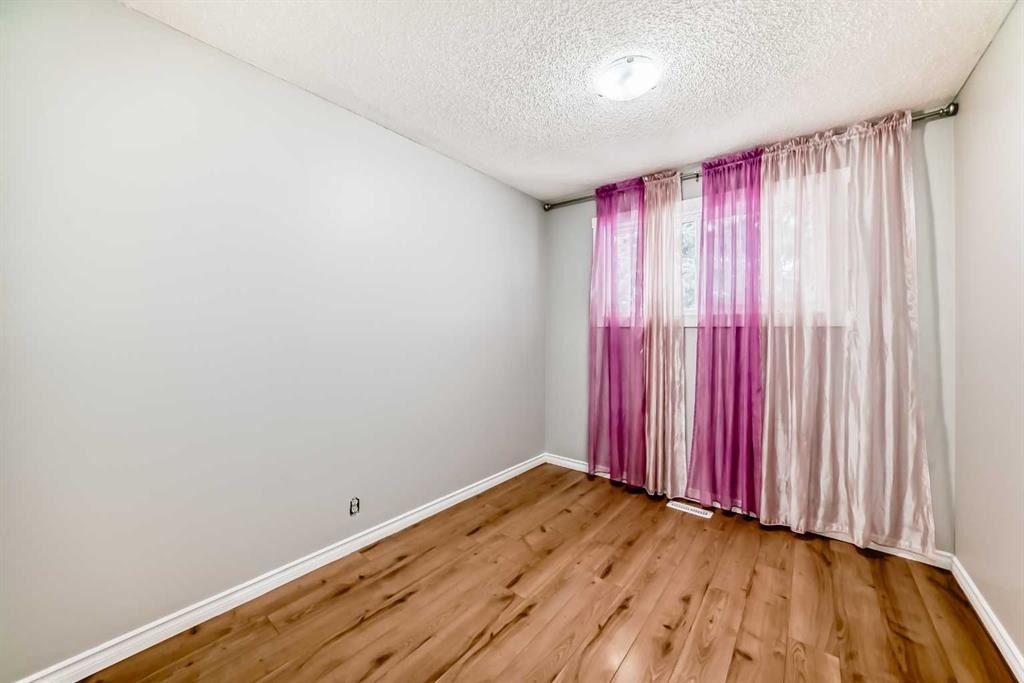 331 Bedford Place Ne, Calgary, AB - Indoor Photo Showing Other Room