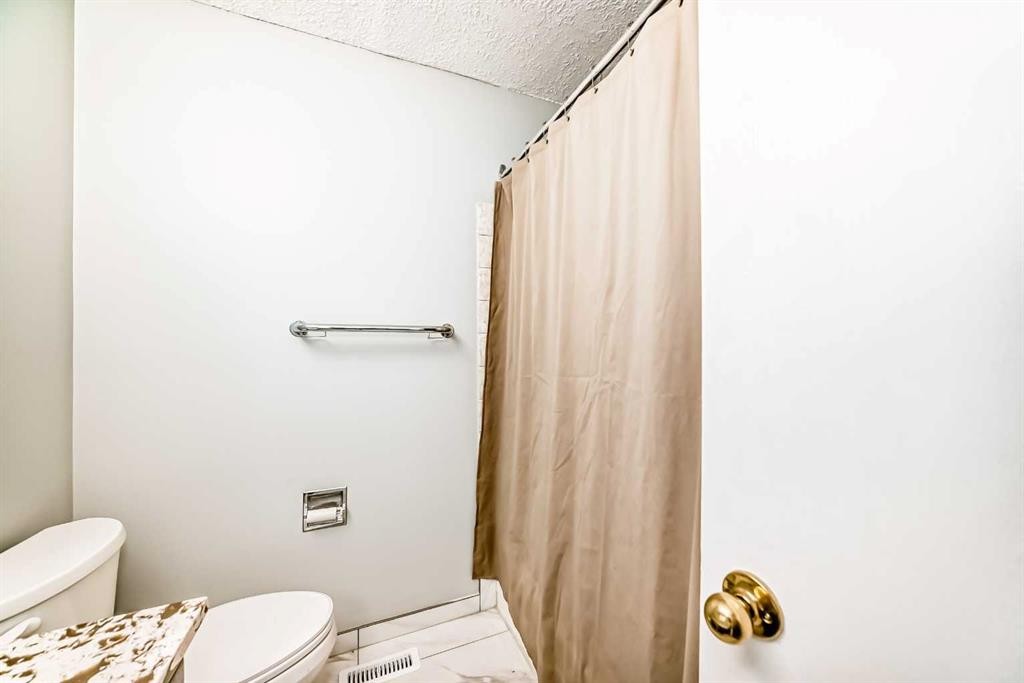 331 Bedford Place Ne, Calgary, AB - Indoor Photo Showing Bathroom