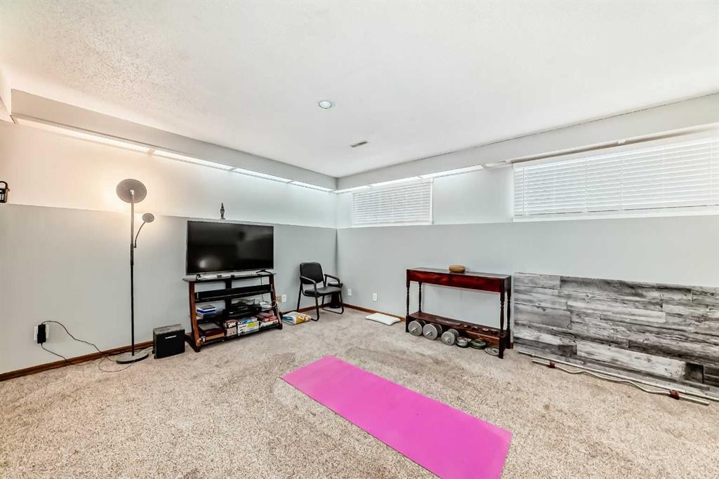 331 Bedford Place Ne, Calgary, AB - Indoor