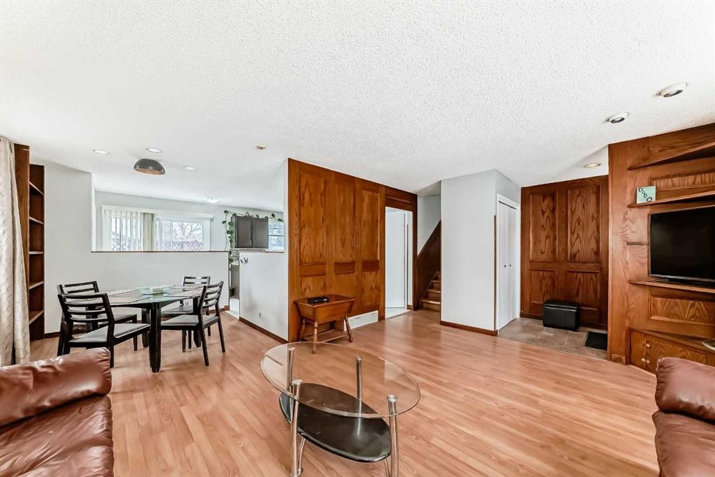 331 Bedford Place Ne, Calgary, AB - Indoor Photo Showing Living Room