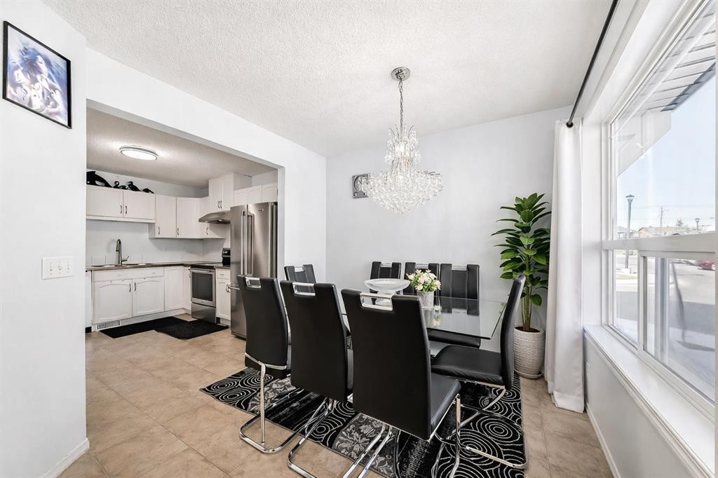 115 Saddlebrook Point Ne, Calgary, AB - Indoor Photo Showing Dining Room