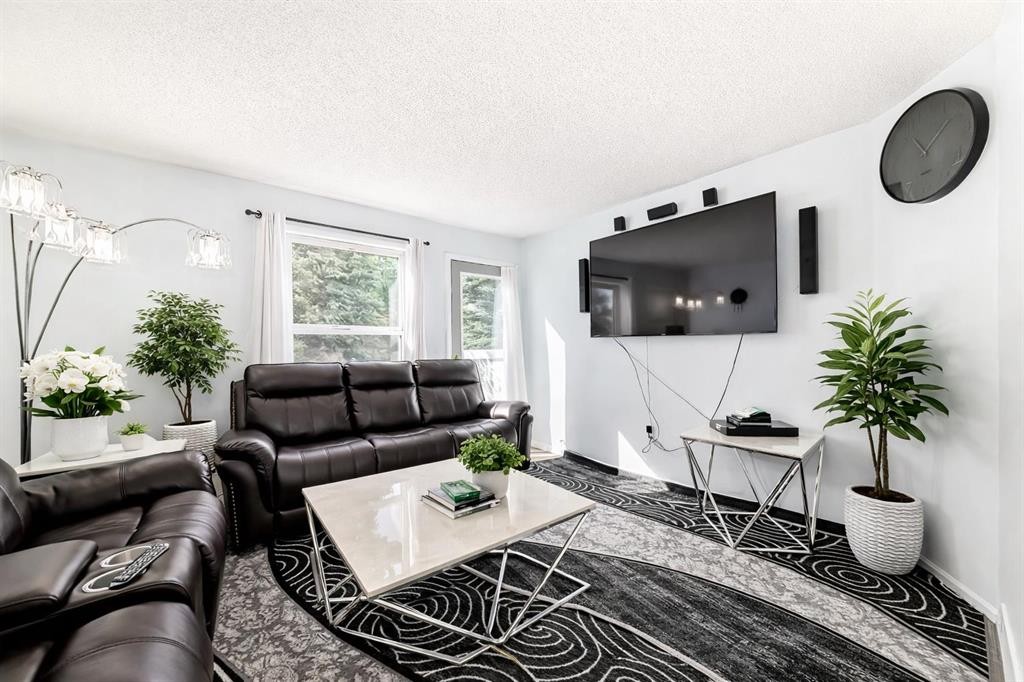 115 Saddlebrook Point Ne, Calgary, AB - Indoor Photo Showing Living Room