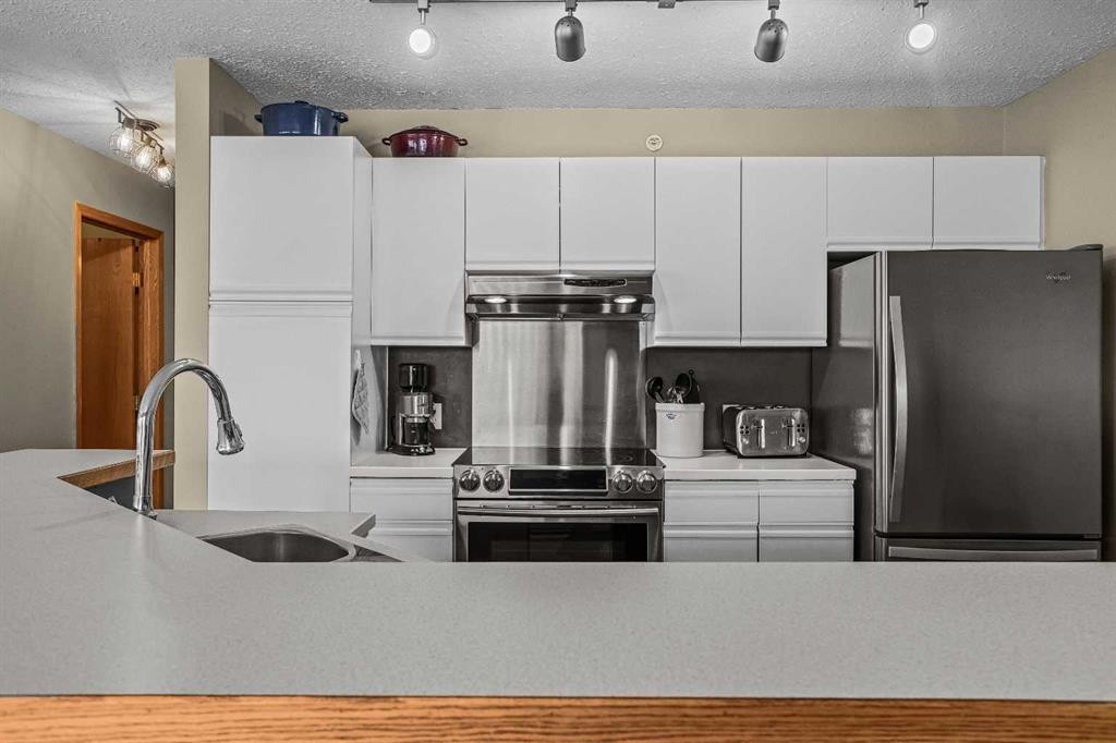 12-9 Blackrock Crescent West, Canmore, AB - Indoor Photo Showing Kitchen With Upgraded Kitchen