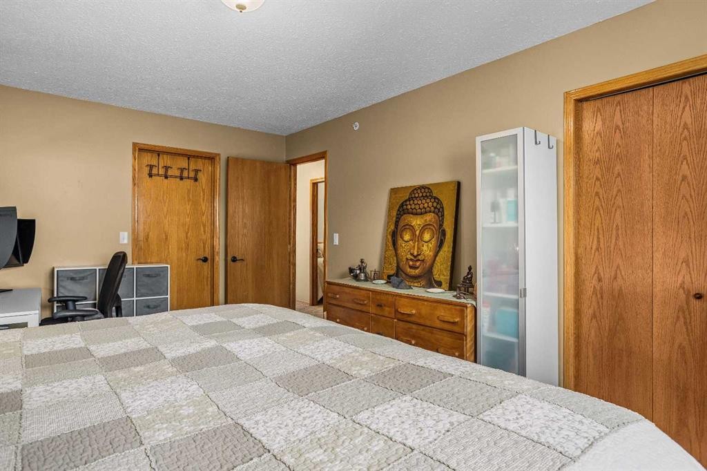 12-9 Blackrock Crescent West, Canmore, AB - Indoor Photo Showing Bedroom