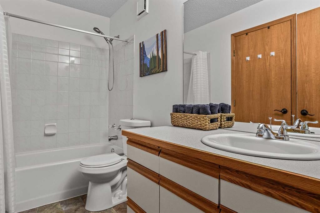 12-9 Blackrock Crescent West, Canmore, AB - Indoor Photo Showing Bathroom