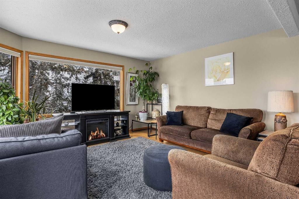 12-9 Blackrock Crescent West, Canmore, AB - Indoor Photo Showing Living Room