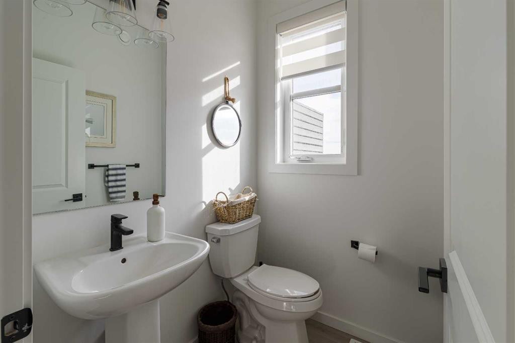 74 Spring Willow Close Sw, Calgary, AB - Indoor Photo Showing Bathroom
