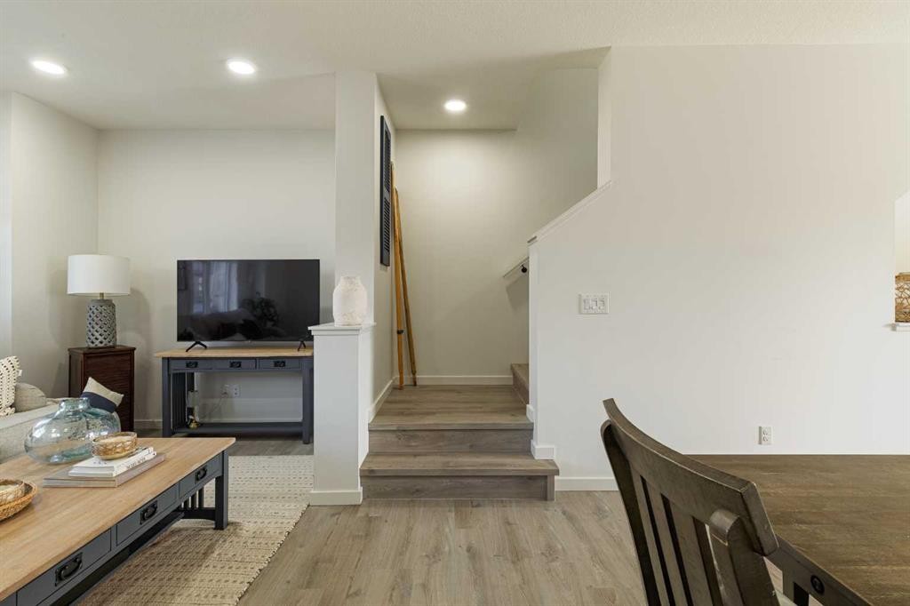 74 Spring Willow Close Sw, Calgary, AB - Indoor