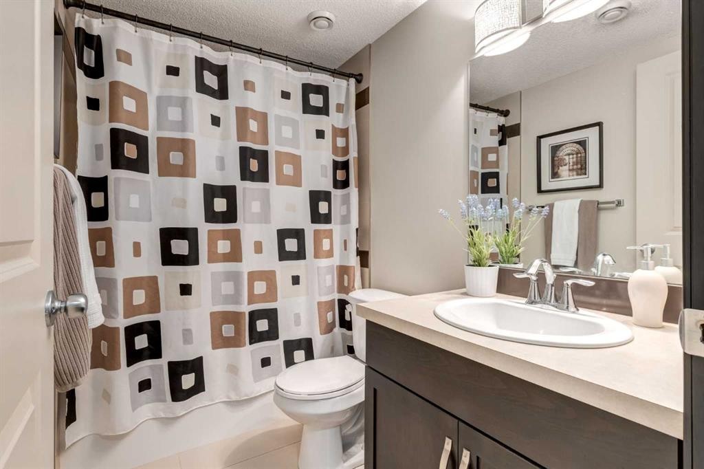 80 Auburn Springs Boulevard Se, Calgary, AB - Indoor Photo Showing Bathroom