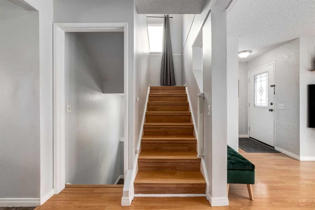 955 Erin Woods Drive Se, Calgary, AB - Indoor Photo Showing Other Room