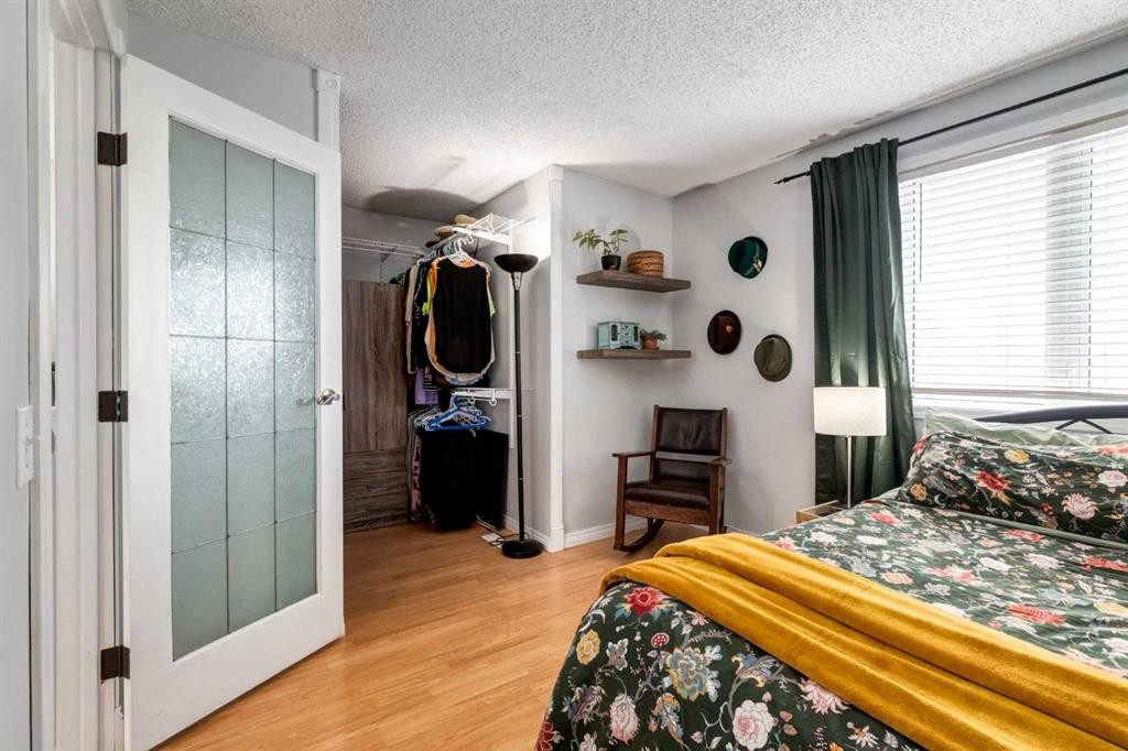 955 Erin Woods Drive Se, Calgary, AB - Indoor Photo Showing Bedroom