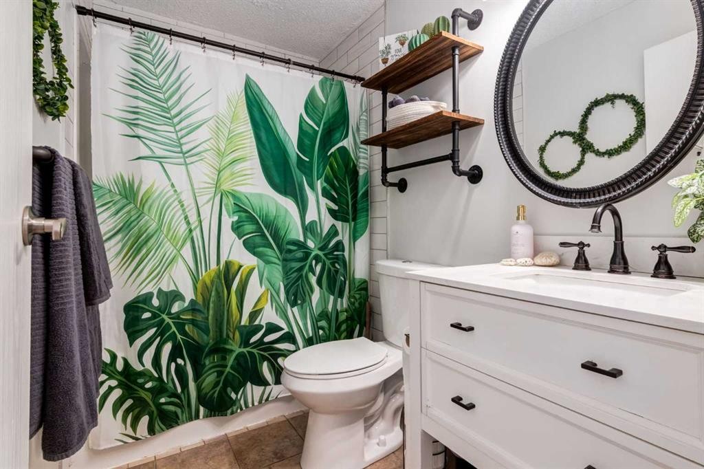 955 Erin Woods Drive Se, Calgary, AB - Indoor Photo Showing Bathroom